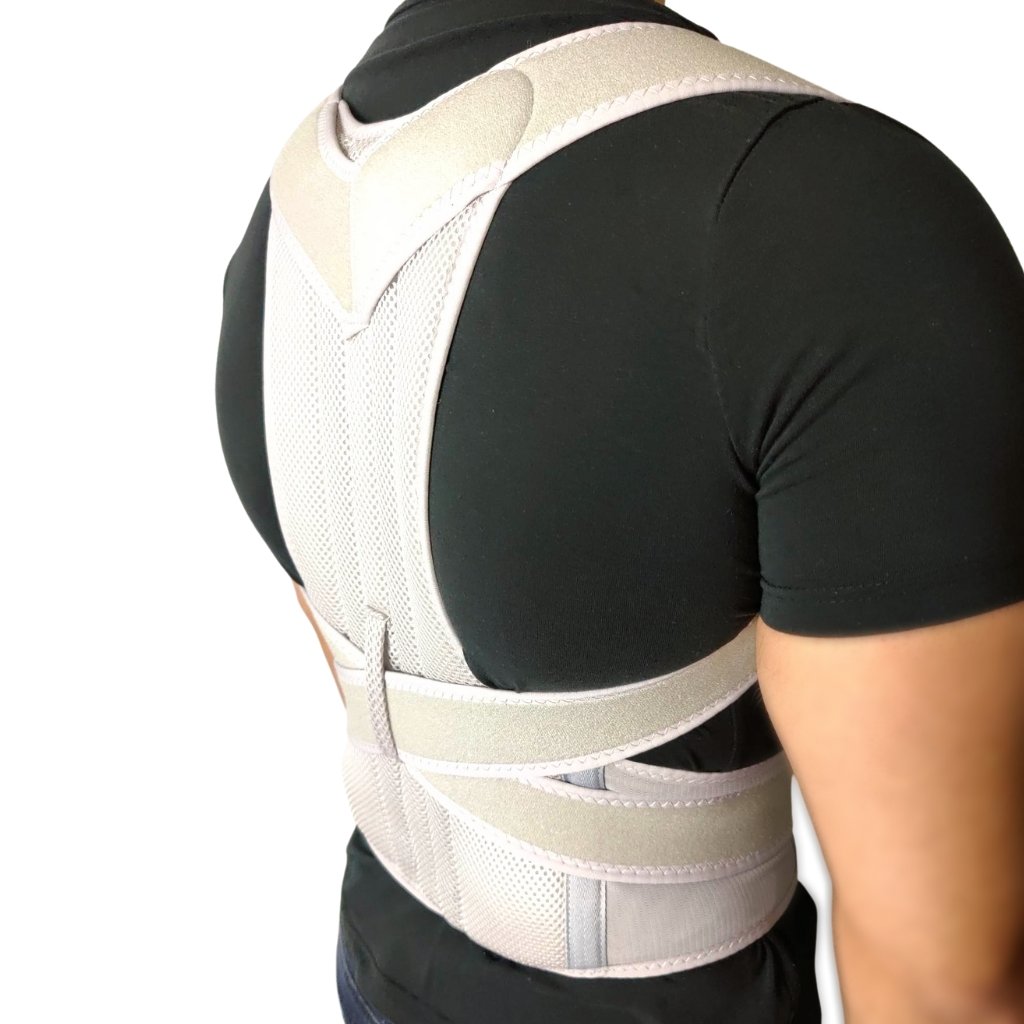 Vit hållningsväst Stabil på modell – visar justerade axelband och ryggstöd - Stabil Posture