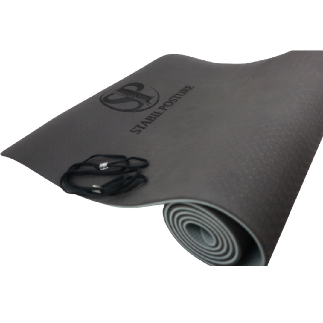 Svart träningsmatta i rullad position med snodd – för yoga och styrka - Stabil Posture