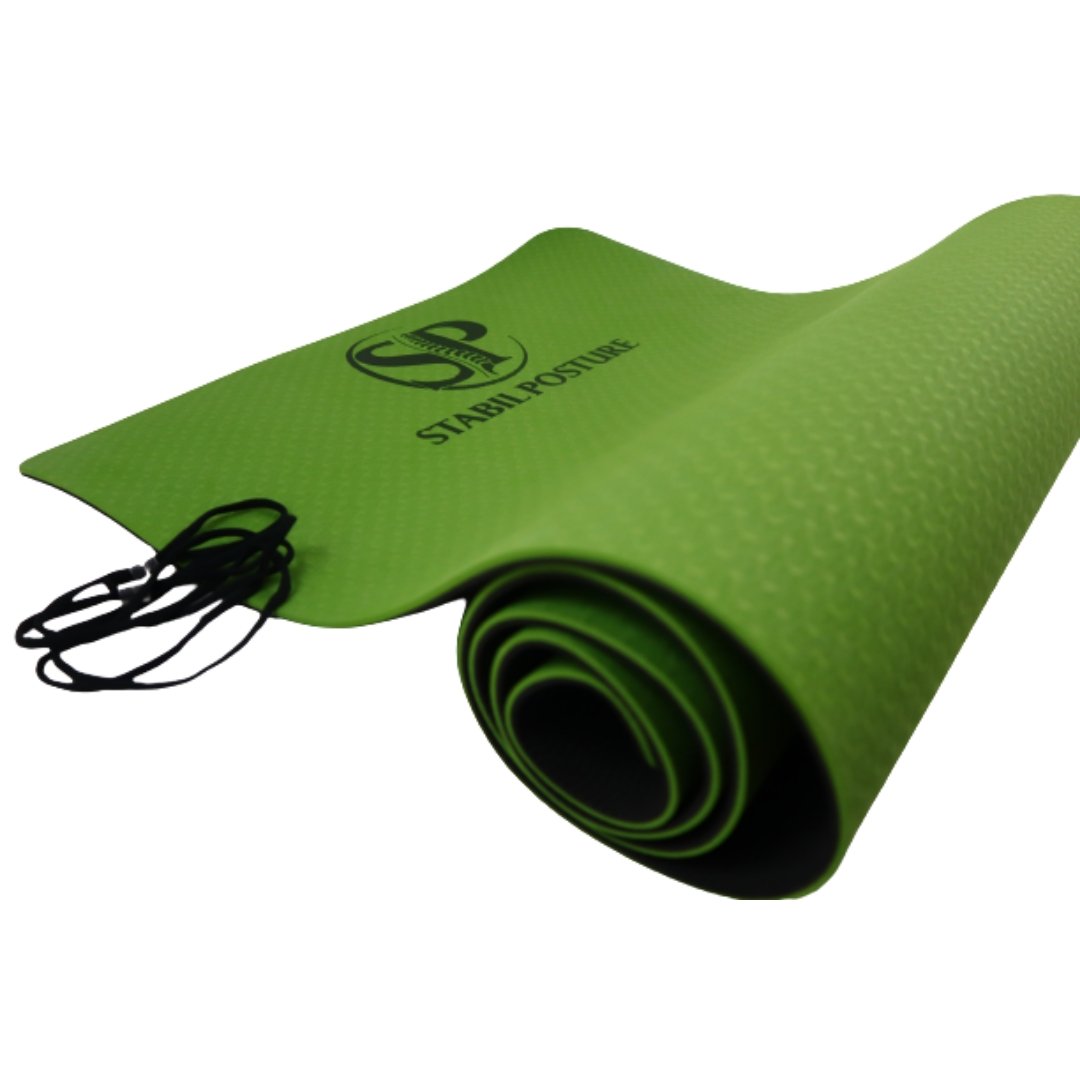 Grön träningsmatta i rullad position med bärrem – TPE-material, halkfri - Stabil Posture