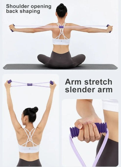 Kvinna tränar axlar med motståndsband