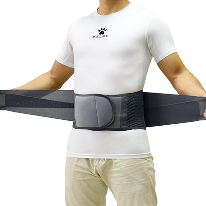 Person bär ryggstöd över midjan – ger stöd för nedre delen av ryggen